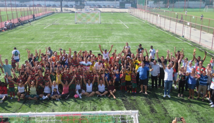 Associados, atletas e membros da diretoria comemoram inauguração do complexo esportivo. (Foto: André Oliveira / AAP)