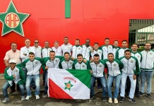 Equipe de futsal da Portuguesa momentos antes de partir rumo a Erechim-RS